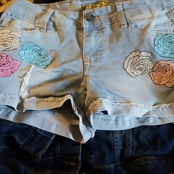 Adorable jean shorts never worn - Picture 1 of 4